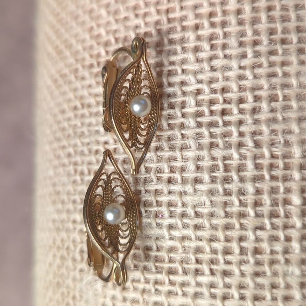 Vintage Sarah Coventry Gold Tone Clip On Earrings